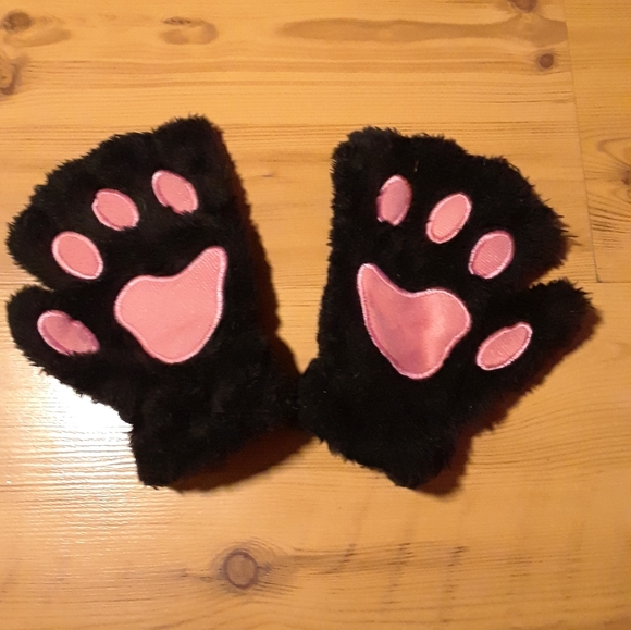 Brand new kitty gloves - Picture 3 of 6